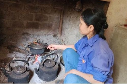 Sống gần thủy điện Hòa Bình, nhiều hộ dân vẫn 'khát' điện