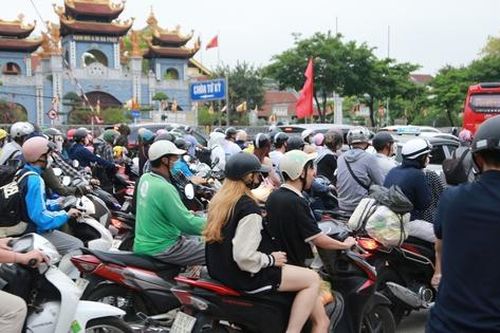 Kết thúc 5 ngày nghỉ lễ, người dân ùn ùn trở lại Thủ đô khiến giao thông ùn tắc