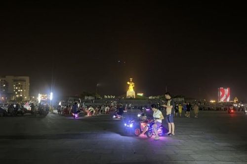 Ninh Bình: Nhiều rủi ro từ hoạt động trò chơi xe điện tại Quảng trường Đinh Tiên Hoàng Đế