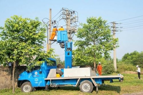 PC Thừa Thiên Huế: Dịp nghỉ lễ nhưng vẫn ra quân bảo dưỡng lưới điện cho khách hàng