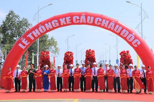 Nhịp cầu nối 'ý Đảng' với 'lòng dân'