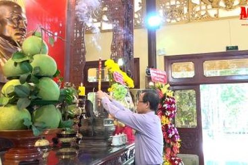 Lãnh đạo Tỉnh ủy, HĐND, UBND, UBMTTQVN tỉnh An Giang viếng Chủ tịch Tôn Đức Thắng