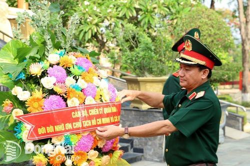 Dâng hương tri ân anh linh Chủ tịch Hồ Chí Minh và các liệt sĩ tại Nghĩa trang liệt sĩ tỉnh