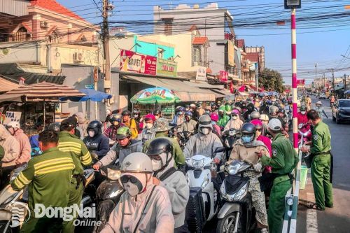 Chiều 1-5, dòng xe nườm nượp nối đuôi nhau trở về thành phố