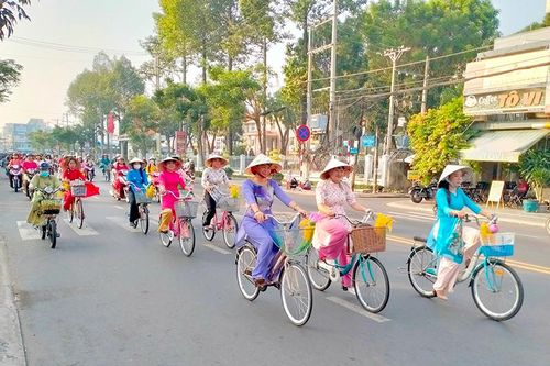 Khoảng 5.500 phụ nữ tham gia diễu hành 'Áo dài - Rạng ngời sắc sen'