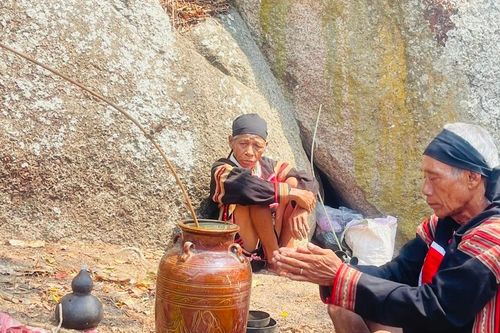 Linh thiêng lễ cúng cầu mưa Yang Pơtao Apui trên đỉnh núi thần Chư Tao Yang