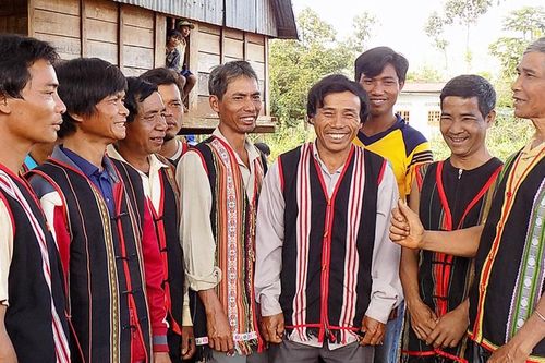 Người có uy tín chung sức xây dựng quê hương