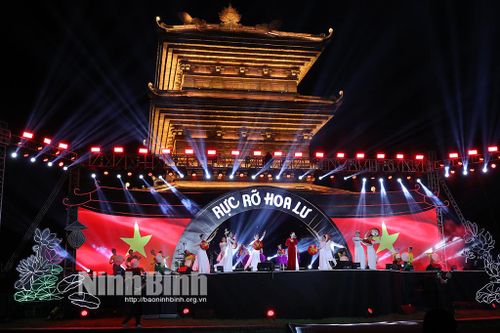 Hàng nghìn khán giả đến với Chương trình nghệ thuật 'Rực rỡ Hoa Lư'