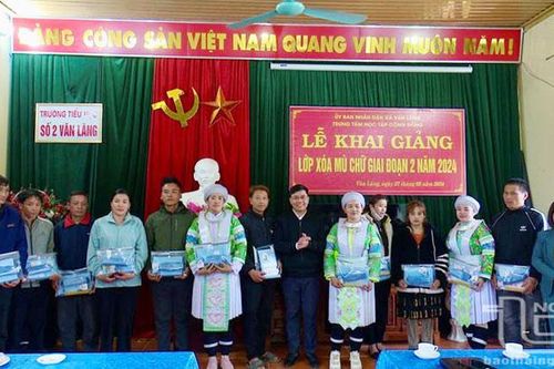 40 học viên tham gia lớp xóa mù chữ