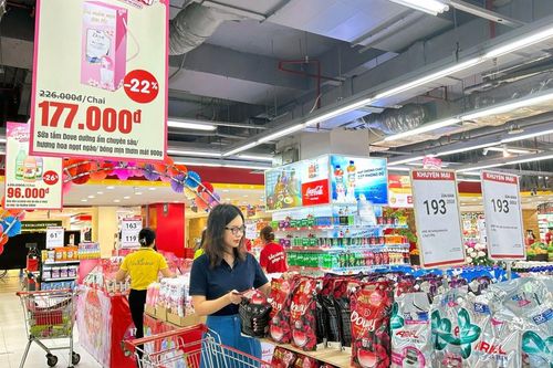 Siêu thị, trung tâm thương mại tấp nập khách đến 'trốn nóng' dịp nghỉ lễ 30/4 - 1/5