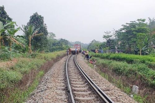 Nỗi lo đường ngang tự mở tiềm ẩn tai nạn trên tuyến đường sắt Bắc - Nam