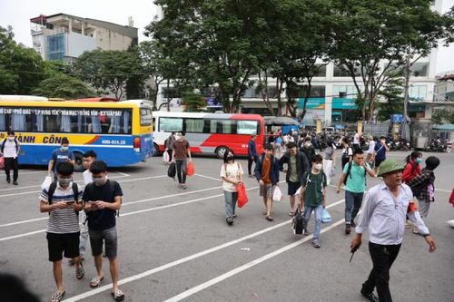 Ngày cuối nghỉ lễ 30/4 - 1/5: Bến xe đông đúc vì đón người dân trở lại Thủ đô