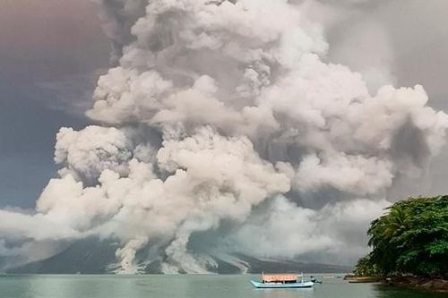 Indonesia ráo riết sơ tán 12.000 dân vì núi lửa 'thức giấc'