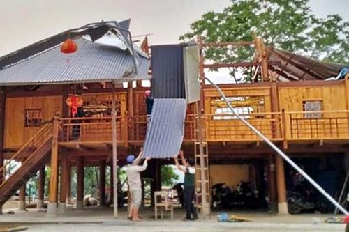 Dông lốc mạnh trong đêm, 1 người thiệt mạng do sét đánh, hàng nghìn nhà dân, công trình, hoa màu thiệt hại