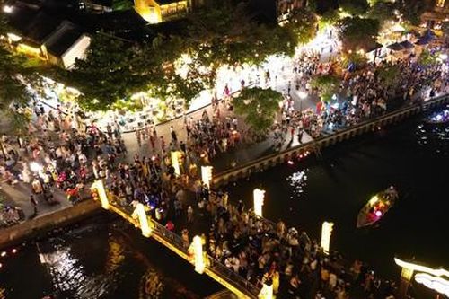Du khách chen chân tại Hội An dù nắng nóng gay gắt