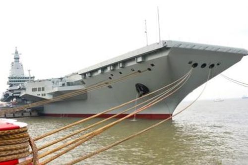 Tàu sân bay lớn nhất của Trung Quốc lần đầu ra biển