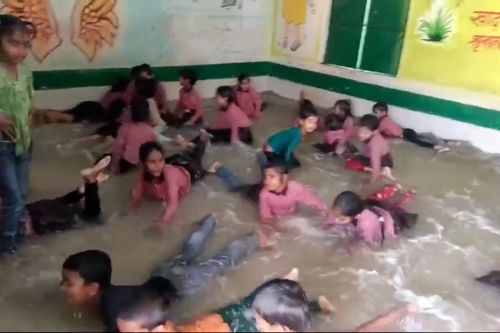 Đối phó với nắng nóng, giáo viên biến lớp học thành bể bơi