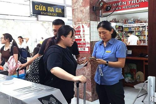 Ngày cuối kỳ nghỉ lễ ở Đà Nẵng: Sân bay thưa thớt, ga tàu nhộn nhịp