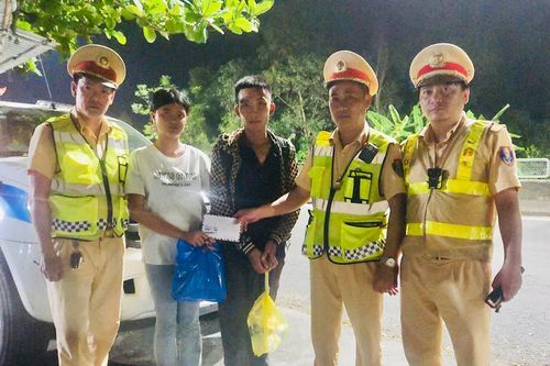 CSGT hỗ trợ hai anh em mất việc, xin đi nhờ xe về quê phải xuống giữa đường