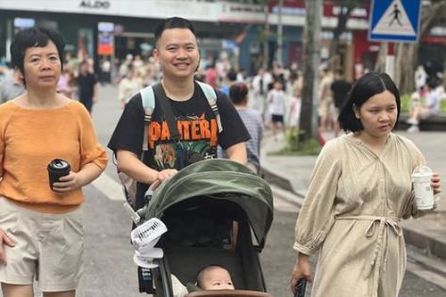 Người dân Hà Nội ra đường tận hưởng không khí mát mẻ ngày nghỉ lễ cuối