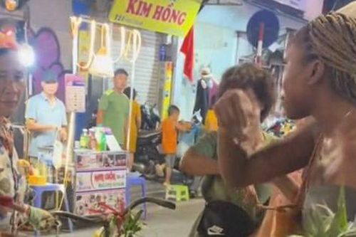 Vụ bán 500.000 đồng/3 dứa ở phố cổ Hà Nội: Người phụ nữ bán hàng rong bị oan, Công an chính thức thông tin vụ việc