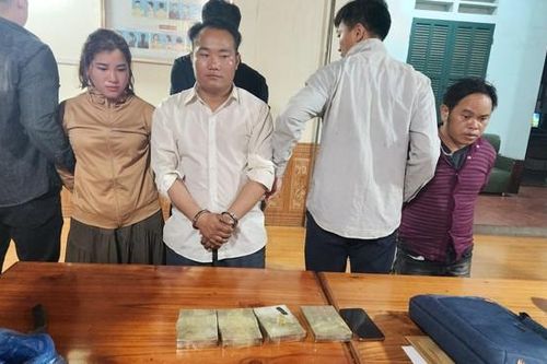 Bắt giữ 4 đối tượng mua bán trái phép 4 bánh heroin