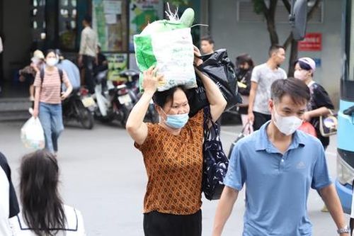 Người dân ùn ùn quay lại Thủ đô, hành lý phải 'đội đầu vác vai'
