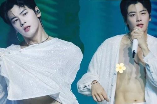Cha Eun Woo gặp sự cố trang phục khi biểu diễn nhưng vì sao fan lại phấn khích?