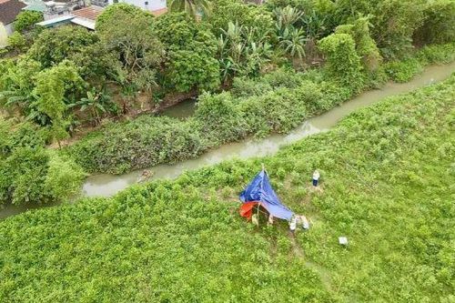 Phát hiện cụ bà tử vong dưới mương nước sau nhiều ngày đi bắt ốc không về