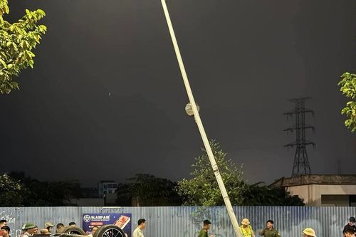 Hà Nội: Xe Mercedec 'nằm phơi bụng' sau va chạm với cột điện
