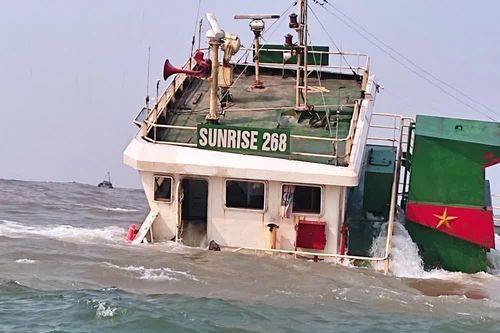 Khoảnh khắc giải cứu 6 thuyền viên trên chiếc tàu sắp chìm