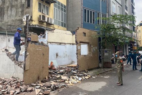 Phá dỡ công trình lấn chiếm vỉa hè ngõ 596 đường Hoàng Hoa Thám