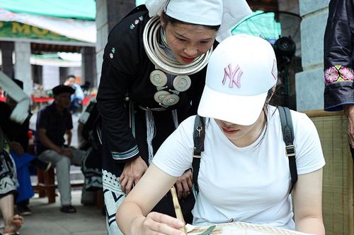 Khám phá nghệ thuật in hoa văn bằng sáp ong của người Dao Tiền