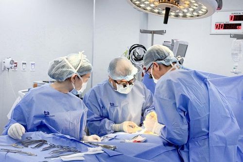 Loại bỏ khối u nặng bằng 1/3 trọng lượng cơ thể cho bé sơ sinh