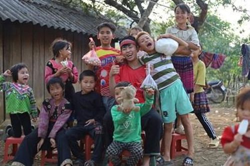 Chàng trai vùng cao mang 'Bữa cơm cho em' về bản