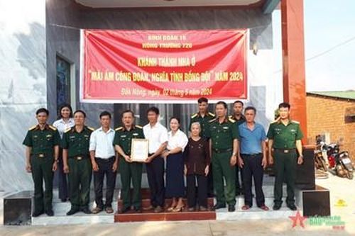 Nông trường 720, Binh đoàn 16 trao tặng nhà 'Mái ấm công đoàn, nghĩa tình đồng đội'
