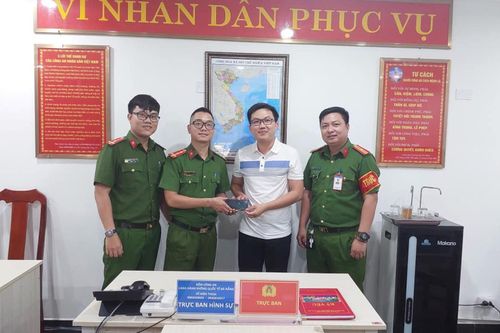 Đồn Công an Cảng hàng không quốc tế Đà Nẵng liên tiếp tìm lại tài sản thất lạc cho người dân
