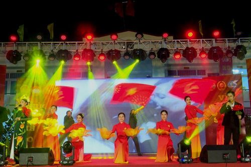 Chương trình nghệ thuật 'Khúc ca khải hoàn' thu hút gần 2.000 người dân đến xem