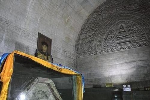 Mở mộ vua Khang Hy, chuyên gia hét lớn: 'Niêm phong ngay!'