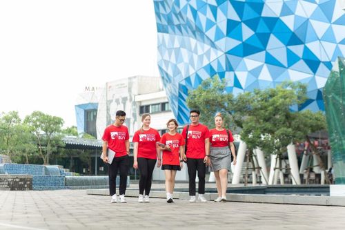Vượt thử thách '1 chọi 400', 4 sinh viên rinh học bổng Anh Quốc 1 tỷ đồng