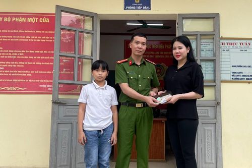 Học sinh tiểu học Yên Bái trả lại gần 6 triệu đồng cho người đánh rơi