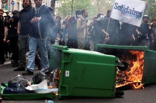 Cảnh sát và người biểu tình đụng độ ở Paris trong cuộc biểu tình Quốc tế Lao động