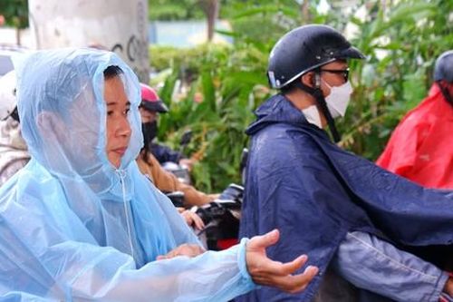 TPHCM bất chợt 'mưa vàng', nhiều người bị té ngã vì đường trơn