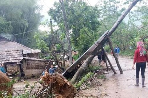 Mưa lớn kèm dông lốc khiến hơn 2.000 nhà dân hư hại, tốc mái