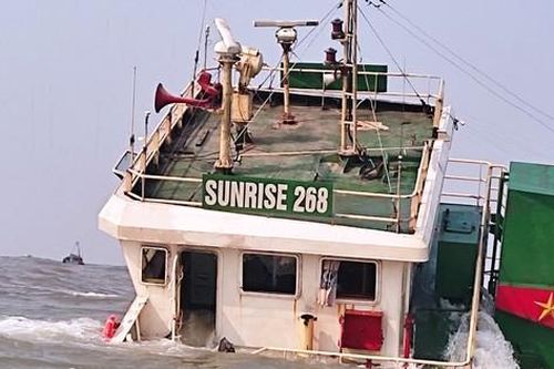 Khoảnh khắc giải cứu 6 thuyền viên trên chiếc tàu chìm dần trên biển