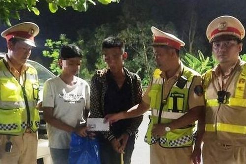 Hai anh em bị nhà xe bỏ lại giữa đèo Hải Vân, phải đi bộ hàng chục km