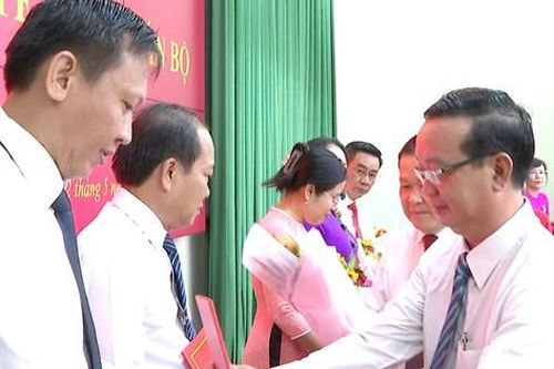 Thành phố mới lập ở Bình Dương trao quyết định về công tác cán bộ