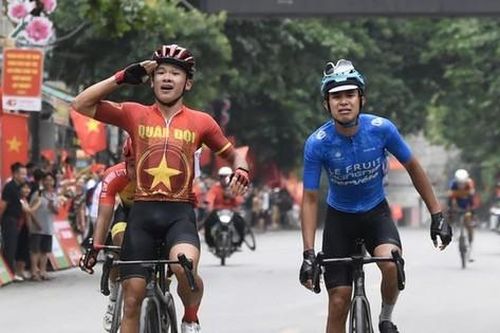 Thâu tóm 4 danh hiệu trong một chặng, tay đua 19 tuổi lập kỷ lục hiếm có tại Việt Nam