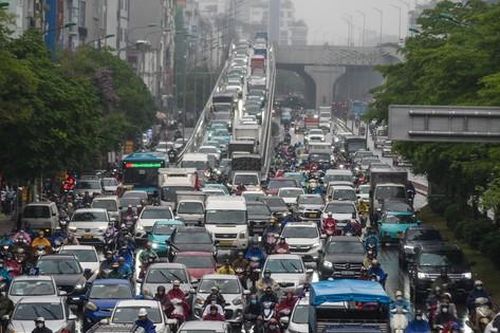 Trời mưa, nhiều tuyến phố Hà Nội tắc nghẽn giờ tan tầm