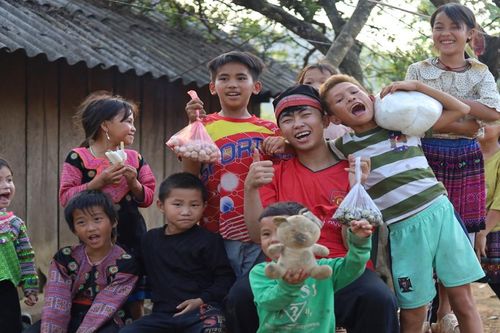 Ám ảnh tuổi thơ cơ cực, chàng trai Hà Giang lên núi làm điều cảm động